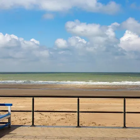 Modern On The Seafront * ميدل كيرك